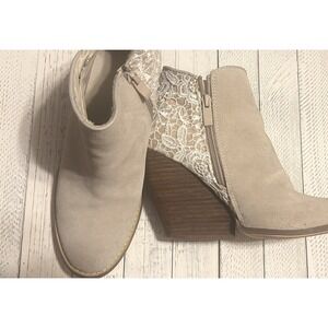 Women's  Very Volatile Boots With‎ Lace Trim Wedge Cream Size 7.5 EUC!